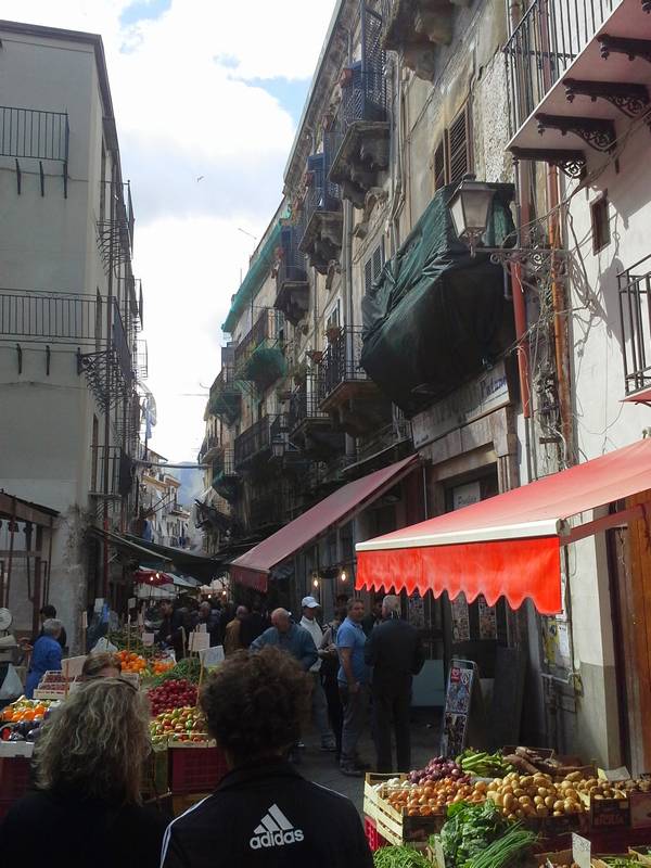 Un marché typique dans les petites rues de Palerme