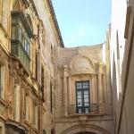 Façades d'immeubles dans une rue de La Valette