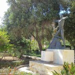 Statue grec dans un parc à Lavalette