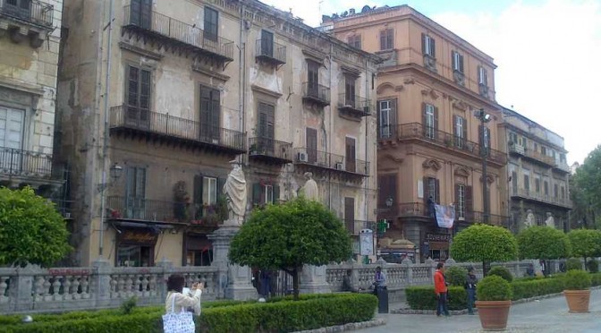 Batiments autour d'une place de Palerme en Sicilles