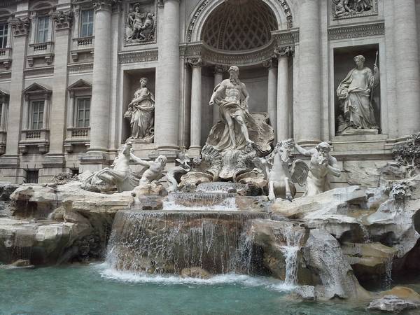 La fontaine de Trevi à Rome récolte 1 millions d'euros, par an, jetté par les touristes.
