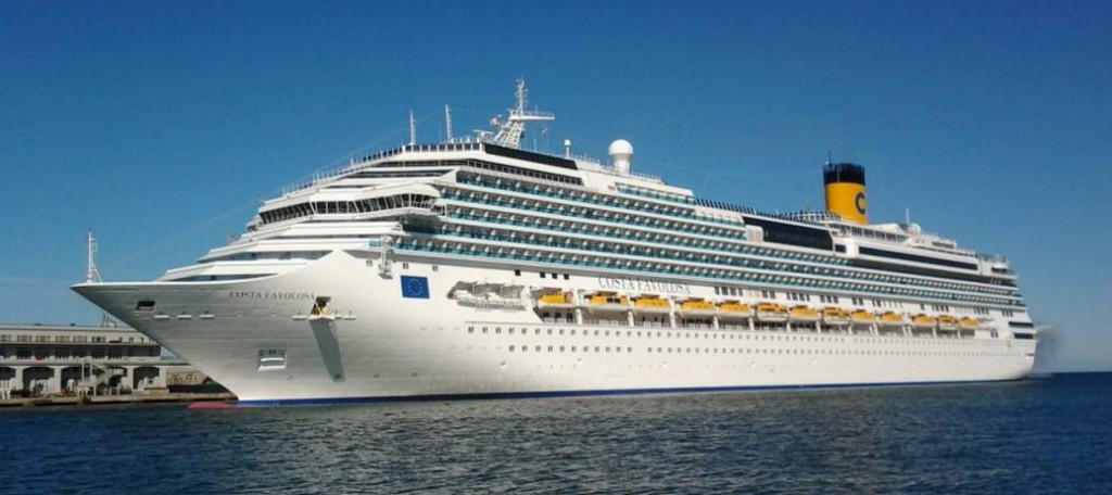 Le Costa Favolosa dans le port de Trieste lors de son inauguration en 2011. Ce Bateau navigue en Méditerranée. Il assure les croisières Les Cités du Soleil et Les Rivages du Soleil