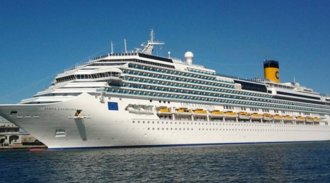 Le Costa Favolosa dans le port de Trieste lors de son inauguration en 2011. Ce Bateau navigue en Méditerranée. Il assure les croisières Les Cités du Soleil et Les Rivages du Soleil