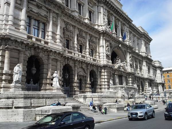 Détail de la façade du palais de justice à Rome