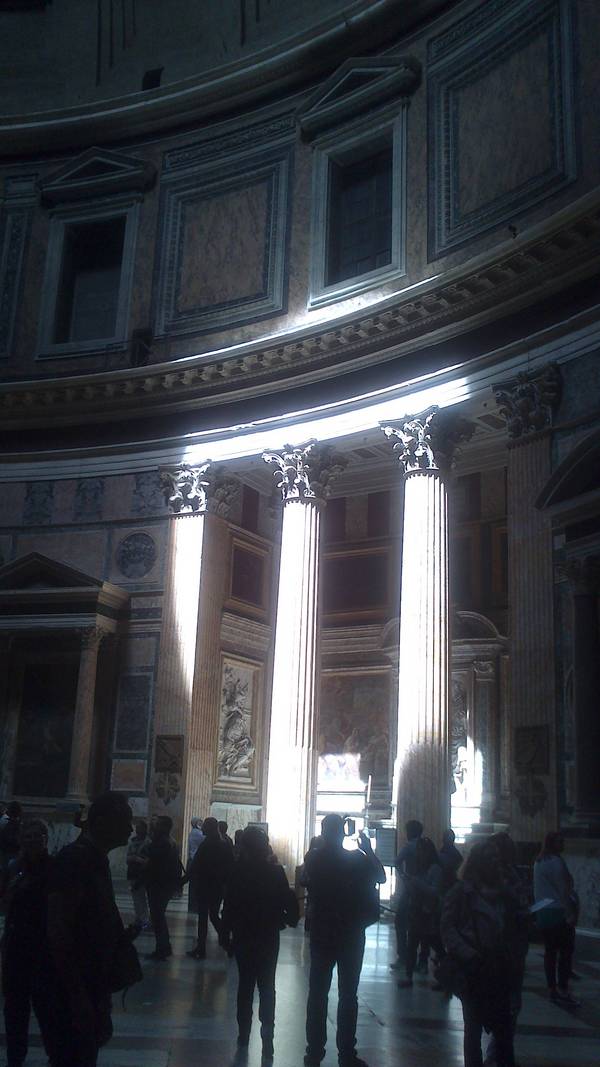 L'intérieur du Panthéon à Rome est baigné par une étrange lumière venant du sommet de la coupole.