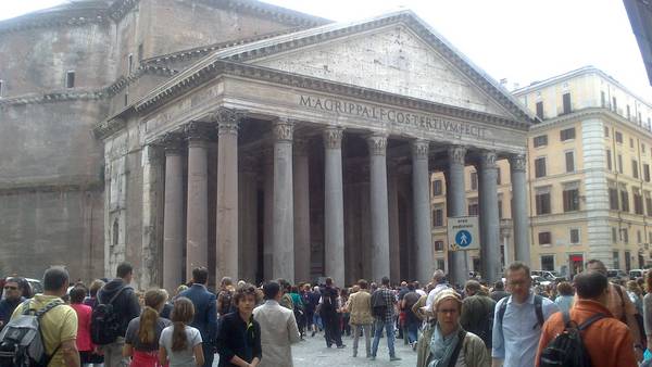 L'exterieur du Panthéon de Rome et ses colonnes.
