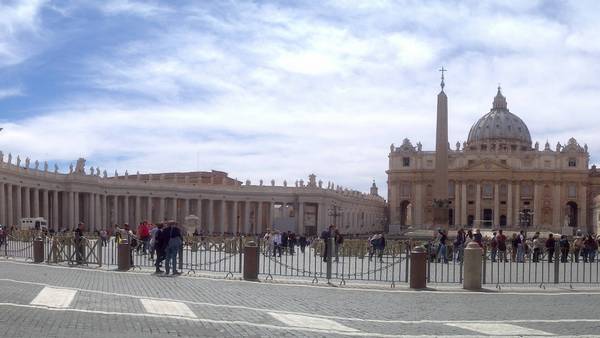 La place St Pierre avec à l'arrière la basilique St Pierre de Rome.