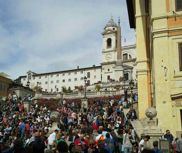 La piazza Di Spagnia et l'église de la Trinité