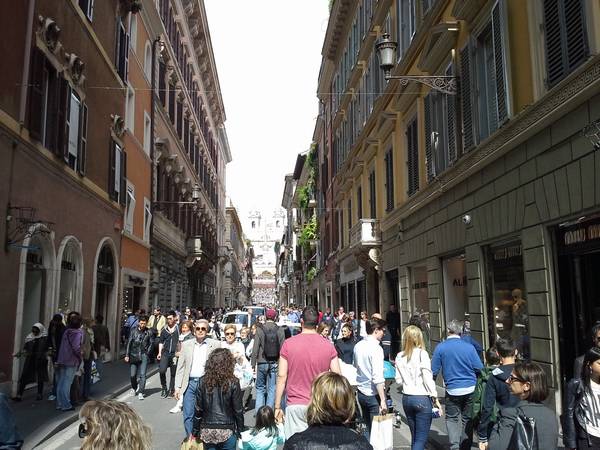 La Via Condotti est une artère commercante de Rome. On y trouve des boutiques de luxe, bijoutiers...