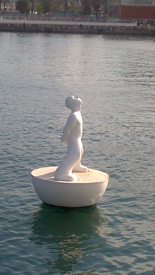 statue-flotante-port-barcelone