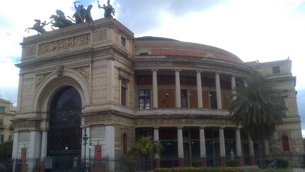 En vous dirigeant vers le centre ville de Palerme, on passe devant le théâtre Politeama Garibaldi