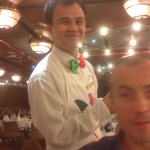 Un serveur attachant au restaurant Duca d'Orléans sur le Costa Favolosa