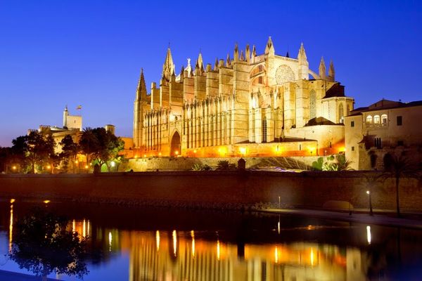 La cathedrale de Palma est impressionante en journée, elle devient féerique le soir