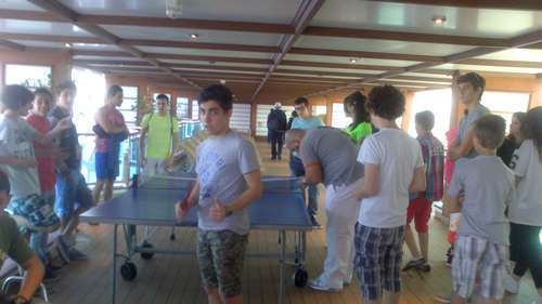 Une seule table de ping pong, ce n'est vraiment pas suffisant.