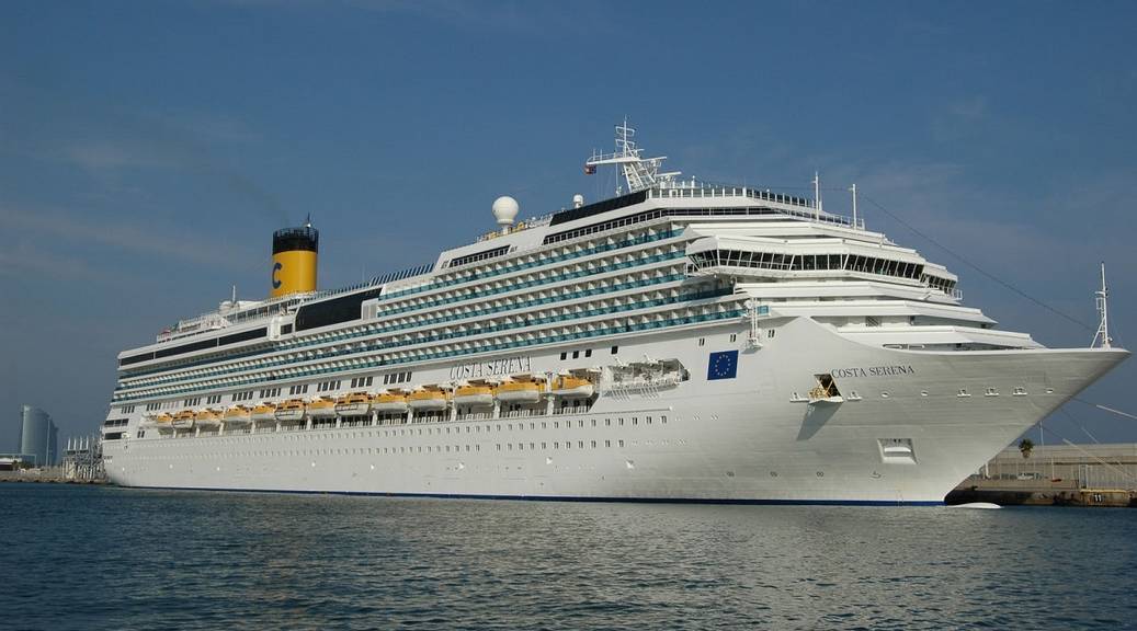 Le Costa Serena dans le port de Barcelone pendant la croisière Fascinante Méditerranée