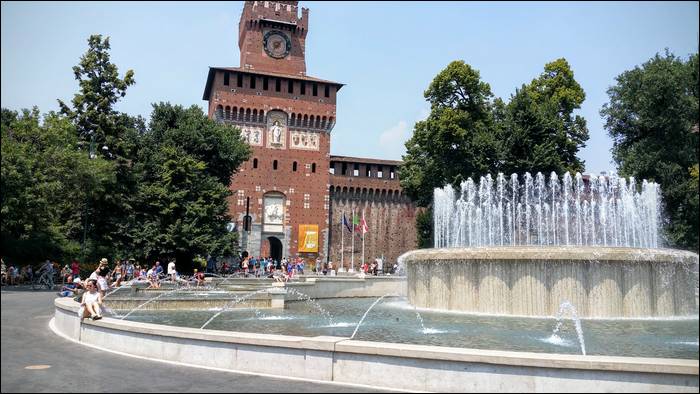 entree-chateau-sforza-fontaine-milan